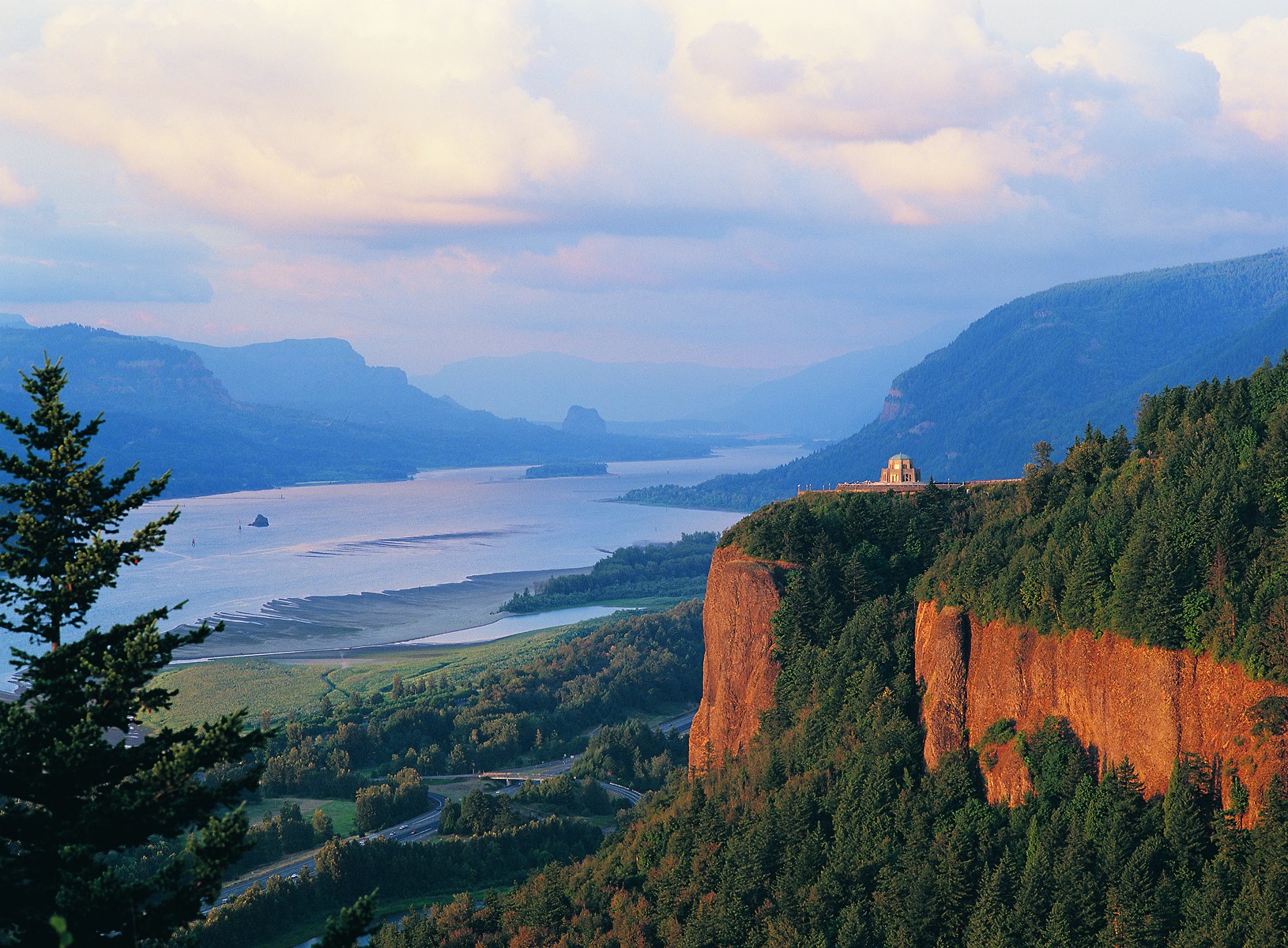 Columbia River Gorge  Stunning Natural Beauty at Hood River